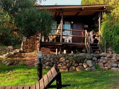 Cabaña rústica en Nono: refugio familiar verde y soleado.