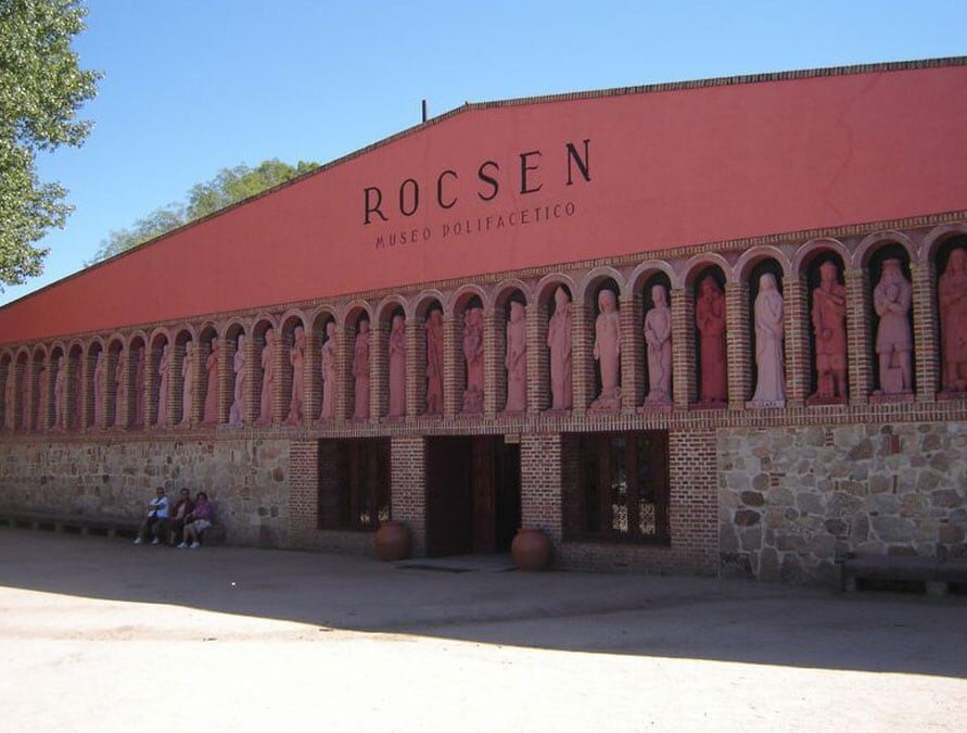 Museo Rocsen: fachada roja con arcos y figuras paleolíticas.