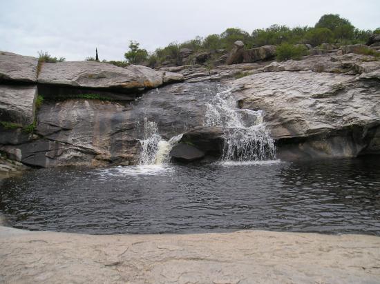 Cascada Nono serena: refugio natural, poza oscura.