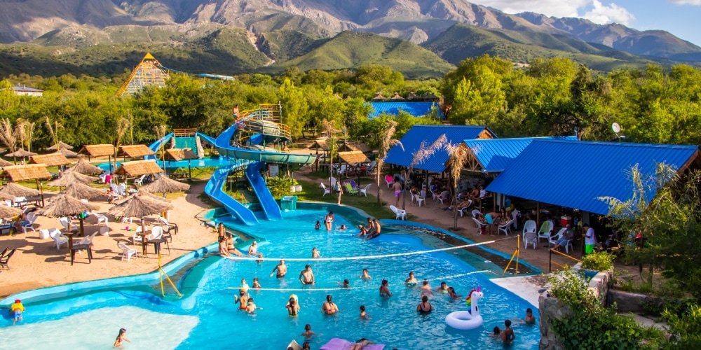 Parque acuático Nono: toboganes, piscinas y vista serrana.