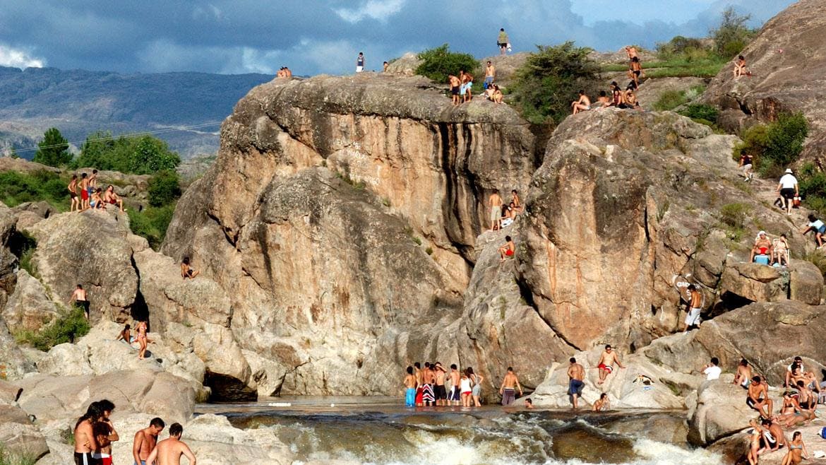 Ollitas Río Nono: Aventura y relax en cabañas y posada serrana.