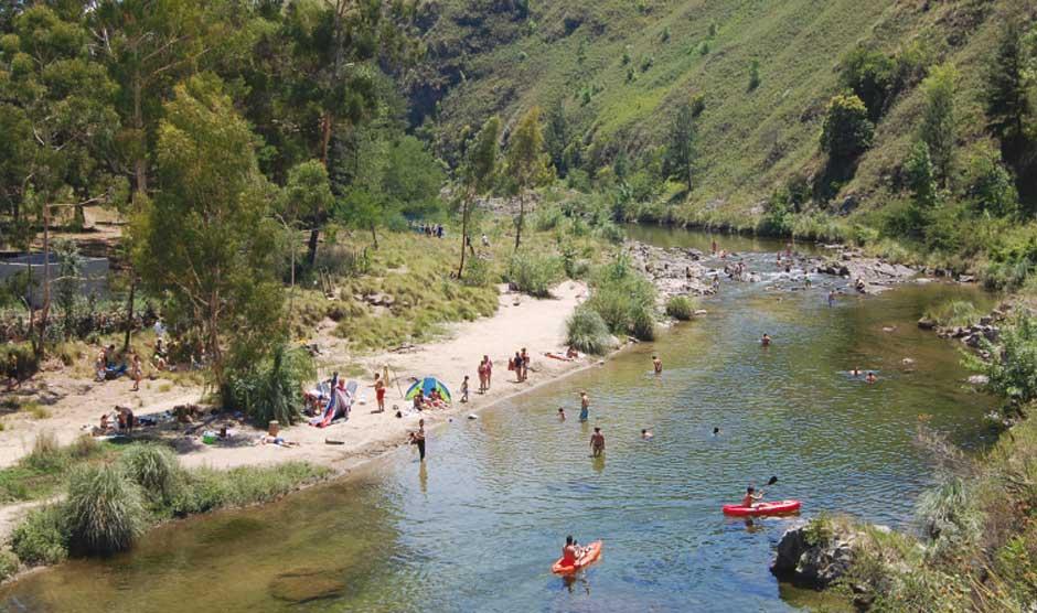 Río Yacanto, Nono: kayaks, gente y sierras verdes.
