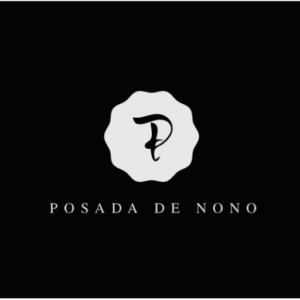 Logo Posada de Nono: Elegante P caligráfica y nombre en gris sobre negro.