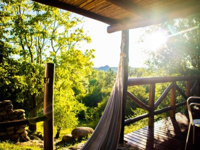 Deck rústico con hamaca, sierras y sol en Nono.
