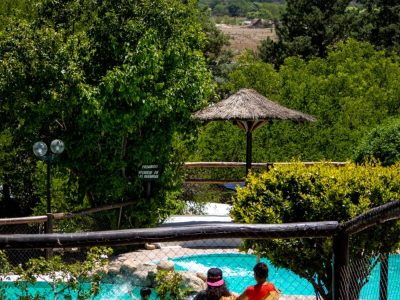 Cabañas en Nono: piscina turquesa y sierras cordobesas.