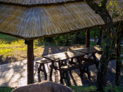 Rincón de paja en Posada de Nono, cabañas con deck y árboles.
