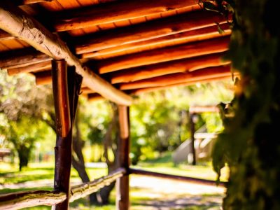 Refugio rústico Posada de Nono: cabañas naturales entre árboles.