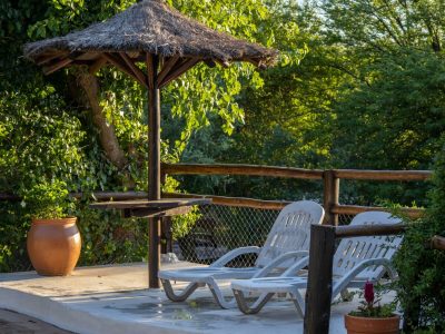 Rincón de paz: quincho, sillones blancos y jardín en Nono.